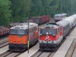  Doppelpack ; 2143 005 von RTS kreuzt am Bhf. Ried i.I. ...