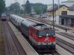 2143022-8 bildet bei der Durchfahrt am Bhf. Ried i.i. mit ...