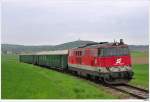 br-2143 2143.038 auf Ihrer Pendelfahrt (REX7389) von Ernstbrunn nach Korneuburg; hier kurz nach Karnabrunn, 2.5.2010.
