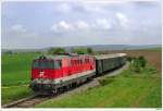 br-2143 2143.038 auf Ihrer Pendelfahrt (REX7396) von Korneuburg nach Ernstbrunn; hier nahe Weinsteig, 2.5.2010.