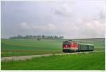 br-2143 2143.038 auf Ihrer Pendelfahrt (REX7396) von Korneuburg nach Ernstbrunn; hier kurz nach Naglern, 2.5.2010.