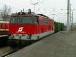 Die 2143 068 1 mit Holzladung f�hrt im Bahnhof G�pfritz ...