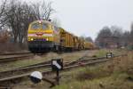 BR 216 WIEBE 216 012 zieht die Schotterreinigungsmaschiene aus den Bahnhof Hagenow. 30.11.2009 
