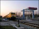 216 122-2 mit Ihren Bunkersch�ttgutwagen bei der �berquerung des Ems-Jade-Kanal&acute;s ...