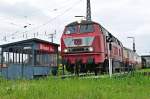 BR 216 216 067 steht auf der Scheibe in Koblenz/L�tzel am 17.06.2010 von der gr�nen Wiese aus gesehen vor dem Eingang