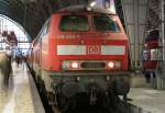 Die 218 449-7 steht mit Dostos und anlaufender Zugheizung lautstark ...