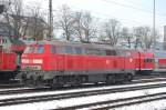 Die mit Bahnr�umer ausgestattete 218 443-0 der RAB steht am ...