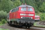 BR 218 Lokportraits Alte Bilder: Die 218 217-8 zieht den RE12 von K�ln Messe/Deutz nach Trier durch Gerolstein am 12.08.2009