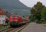 BR 218 mit Zugen Die sch�nste Ortsdurchfahrt an der Teckbahn befindet sich sicherlich in Unterlenningen, wo die Bahn mitten durch den Ort verl�uft. Nach dem Zwischenhalt beschleunigt die Ulmer 218 196 ihre RB 13953 von Wendlingen (Neckar) nach Oberlenningen akustisch eindrucksvoll dem Zielbahnhof entgegen.