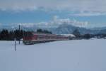 218 426 schiebt am 31.1.2010 ihren RE bei Hopferau an ...