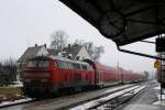 BR 218 mit Zugen Unter grauem Himmel und Nieselregen beschleunigt 218 437-2 am 06.02.10 ihre RB nach M�nchen, aufgenommen im Bahnhof H�rlkofen.