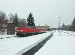 Nochmal 218 324 mit dem Einwagen-�berf�hrungszug am 4.02.2010 in Oberkotzau. ...