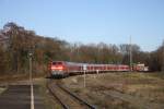 218 136-0 schiebt am 04.12.09 ihren RE aus dem Bahnhof ...
