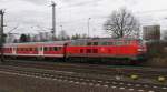 218 451-3 schiebt ihren RE aus dem Bahnhof Hannover Messe/Laatzen ...
