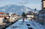 BR 218 mit Zugen Da kommt er nun: der erwartete IC nach Oberstdorf mit einer 218 an der Spitze. Mit 9 Minuten Versp�tung rollt IC 2085 am 20.2.2010 nun also in den Bahnhof von Immenstadt ein. Dort muss die Lok umsetzen, bevor es weiter nach Oberstdorf geht. Trotz des Umsetzvorgangs verlie� der Zug den Bahnhof mit einer nur geringf�gig h�heren Versp�tung.