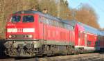 BR 218 mit Zugen Am 5.3.2010 stand ein Besuch in G�ppingen auf dem Programm. Da ich ungern auf dem Bahnhof fotografieren wollte, ging es an eine Stelle, die ich vor etwa einem Jahr zum ersten Mal umgesetzt hatte. Leider ist die Stelle mittlerweile ein bisschen zugewachsen, sodass man nur noch Lokportraits aufnehmen kann. So konnte dann dieses Lokportrait der 218 439-8 mit einem aus Doppelstockwagen modernster Generation gebildeten IRE nach Stuttgart auf den Chip gebrennt werden. 