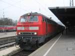 Am 22.10.2009 wartete die alte L�becker 218 493-5 am Bahnsteig ...