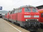 Am 22.10.2009 standen 218 499-2 und 218 164-2 abfahrtsbereit mit ...