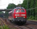 BR 218 mit Zugen Fortsetzung 'Endlich Urlaub': 218 447-1 mit einem sch�tzungsweise schadhaften 628 im Schlepp in Richtung S�den durch Radbruch. Aufgenommen am 06.07.2010.