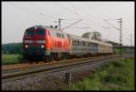 BR 218 mit Zugen Mit einem unbekannten Sonderzug �berraschte mich die 218 415 am Abend des 28.4.2007, als sie bei L�tzelsachsen auf dem Weg nach Norden war. Soweit ich mich erinnern kann, sollte die Fahrt wohl mit einer Dampflok stattfinden, wurde dann aber wegen der Trockenheit und der Brandgefahr von der 218 �bernommen.