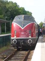 br-220-db-v-200 V 200 033 nach Ankunft im Bahnhof Witterschlick zum dortigen Bahnhofsfest zum 130 j�hrigen Bestehen der Bahnstrecke Bonn Euskirchen. Der Zug kommt vom Bahnhof Rheinbach zur Weiterfahrt nach Bonn Hbf, am 06.06.10