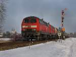 Die 225 084 und eine weitere als Schubloks eines Kesselwagenzuges ...