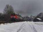 Die 225 071 und die 225 805 mit eines Kesselwagenzuges ...