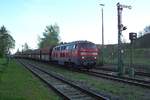 225 015-7 erreicht am 29.04.2010 mit ihren leeren Wagen den ...