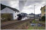 br-23-db-023 Auch leicht versp�tet, und zwar um ca. 10 Minuten, war 23 042 mit ihrem Eilzug 37897 (Ersatzleistung f�r RB 37897) von Trier nach Gerolstein am 5.4.2010 unterwegs. Die Aufnahme zeigt den Zug bei sehr schwierigen Lichtverh�ltnissen bei der Ausfahrt aus Densborn. Durch die Versp�tung ging mir 38 2455 in die Gegenrichtung durch die Lappen. Dieser war n�mlich p�nktlich, und man kann die Waggons im Bahnhof noch erkennen.