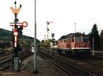 BR 232 Lokportraits Heute kaum noch vor zu stellen: 232 248-5 in DR-Farben und ein kleines Formsignal auf Bahnhof Goslar am 17-10-1997. Bild und scan: Date Jan de Vries.