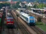 232 238-6 mit einem Schotterzug neben dem gerade ausfahrenden ALX/R ...