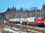 Ein schwerer Kesselwagenzug mit 233 486 an der Zugspitze und ...