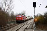 233 289-8 brachte einen mit 35 Wagen gut ausgelasteten Gaskesselzug ...