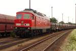 BR 233 mit Zugen 233 112-2 mit Ganzzug Flachwagen in Horka, kurz vor Abfahrt Richtung Hoyerswerda, Zuglast ca 1400 t, 20.07.2010