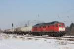 241 338-3 mit einem Kesselwagenzug aus dem Tanklager in Rh�sa ...