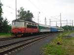 242 222-8 fuhr am 14.06.10 mit einem Nahverkerhrszug durch Jindrichov. ...