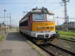 4.7.2010 10:16 ČD Baureihe 242 208-7 wartet im Bahnhof Cheb ...