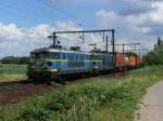 BR 26 Die SNCB-Altbauloks 2607 und 2628 kommen mit einem Containerzug vom Antwerpener Hafen. Hier aufgenommen auf der grossen Schleife bei Ekeren am 17/07/2010.