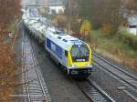 BR 264 Voith Maxima 40 CC 4.11.2009 in der Ausfahrt Oberkotzau auf der Fussg�ngerbr�cke stand ich und wollte noch 3 Minuten wegen einsetzendem Regen und langer Wartezeit schon gehen. Zum Gl�ck blieb ich dann noch einen Moment und sah pl�tzlich in der Ferne etwas um die Ecke biegen. Der Zementzug mit Maxima kam doch tats�chlich. 10 Min vorher war noch Sonne. Und der Herbst ist auch nicht mehr so bunt wie letzte Woche...