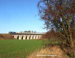 BR 264 Voith Maxima 40 CC Auch das ist der Sp�therbst 2009: Am sonnigen 25.11.2009 bringt die Maxima 264008 den Zementzug der MEG �bers Vogtland nach Bayern mit Ziel Regensburg. Hier auf dem Saaleviadukt in Hof-Unterkotzau.