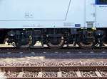 BR 264 Voith Maxima 40 CC W�hrend die Voith Maxima 40CC vor den roten Signal lange warten musste, hatte man viel Zeit sich die Lok genauer anzugucken. Hier das Drehgestell der Maxima. (21.06.2010)