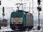 Cobra 186 202 rangiert in Aachen West. Links sieht man ...