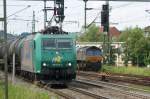 185 549-3 der Rail4Chem mit einen Kesslzug und links eine ...