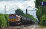 Class 66 DE 670 der HGK schleppt ihren Kesselwagenzug in ...