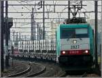 br-28-e186 Die TRAXX 2827 zieht am 24.04.10 einen mit Betonteilen beladenen G�terzug durch die Haltestelle Antwerpen Noorderdokken in Richtung Hafen Antwerpen. (Jeanny) 