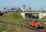 BR 291 291 010-7 rollt als Lz in den Rbf Alte-S�derelbe vor der Kulisse des Eurogate's und des Burchardkai's. Aufgenommen am 17.04.10.