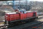 BR 294 704-2 rangiert um, und bringt gleich ihre G�terwagen ...