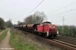 295 057-4 mit einer Schotter-�bergabe auf der Fahrt gan Lehrte ...