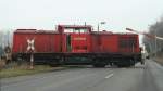 298 335-1 steht am 08.12.09 vor dem Walzwerk Finow in ...