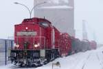 BR 298 'Juhu schon wieder Schnee' 298 306-2 qu�lt sich mal wieder mit Holz.  Stralsund- Nordhafen am 02.02.10 (mit Tele von einem Werkstor aus geschossen)